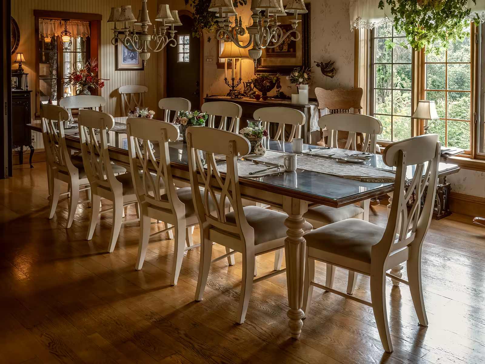 Kardeşler Restoran salonu, akşam ışığında kurulu masalar
