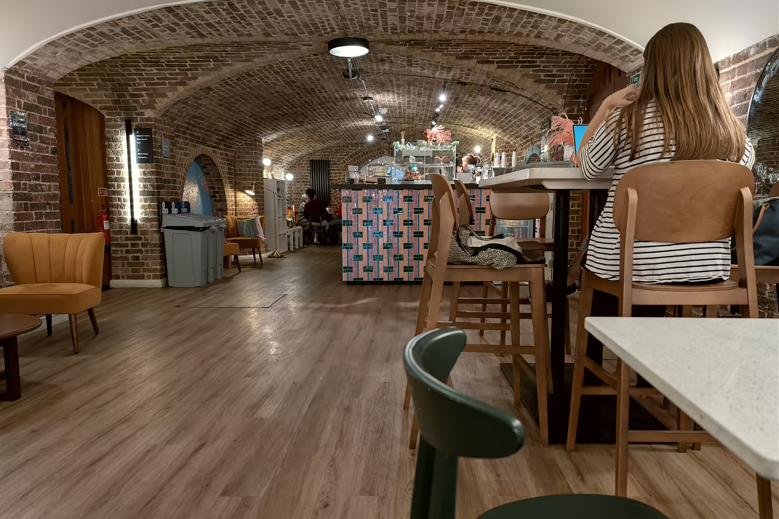 Kardeşler Restoran salonu, tuğla kemerler altında kurulu masalar