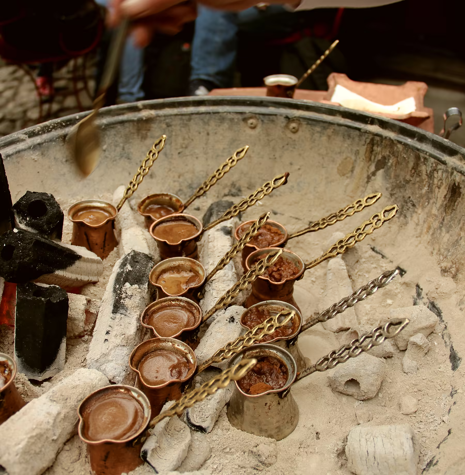 Közde pişen Türk kahvesi, bakır cezveler