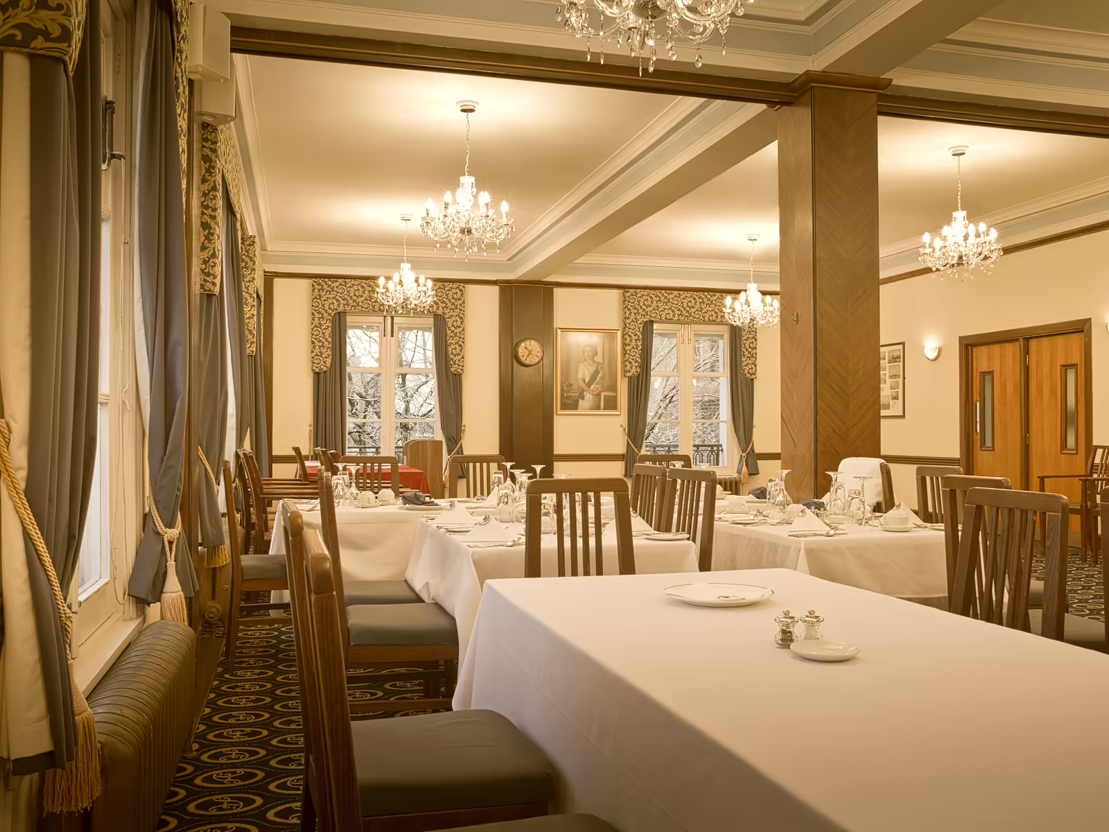 Kardeşler Restoran ana salonu